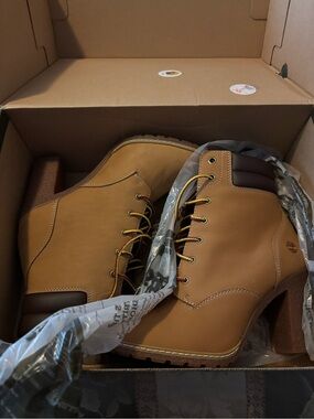 Timberland Women's Wheat Lace-Up Heeled Ankle Boots